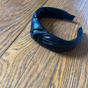 NWOT! Black headband, size OS, never worn and in perfect condition!
